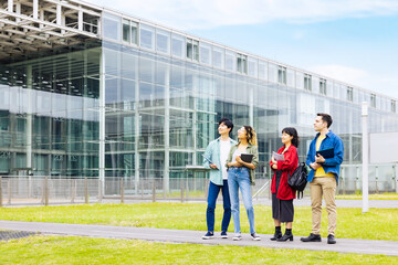 空を見上げる多国籍の学生グループ
