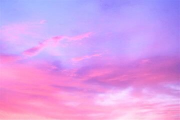 美しくピンク色に染まる朝焼け雲