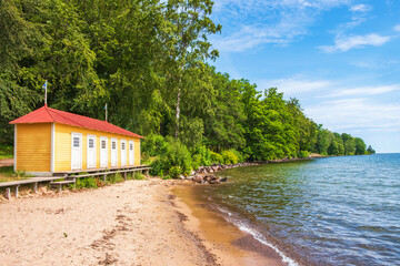 Fototapeta na wymiar Beach cabins on a sandy lakeshore