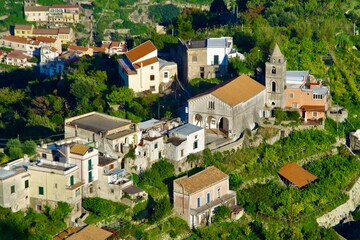 Obraz premium italienisches Dorf an der Amalfiküste von oben