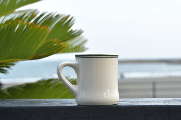 海沿いのカフェで飲むコーヒー