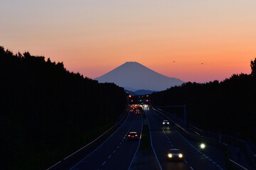 日没直後の富士山と134号線
