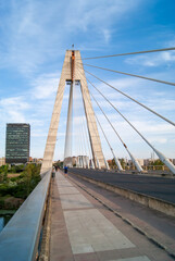 Puente colgante sobre el río Guadiana en la ciudad de Badajoz denominado Puente Real, y edificio siglo 21.