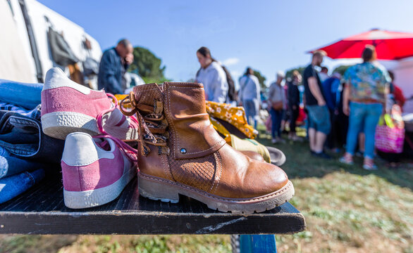 Chaussures sur un vide grenier