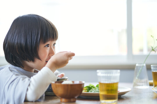 ご飯を食べている女の子