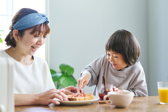 トーストにジャムを塗る母娘