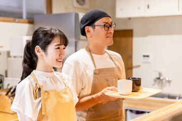 カフェや喫茶店で働くホールスタッフ・レストランを経営する夫婦
