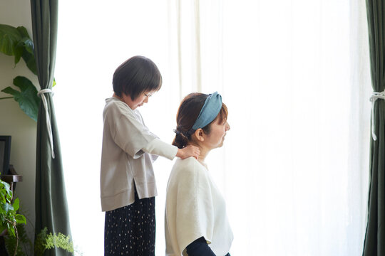母の肩を揉む日本の娘