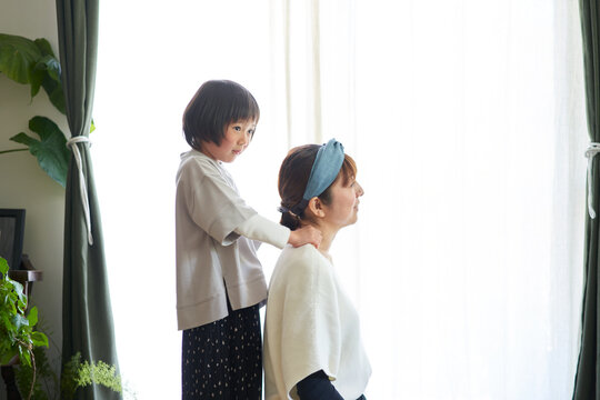 母の肩を揉む日本の娘