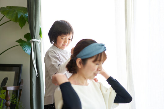 母の肩を揉む日本の娘