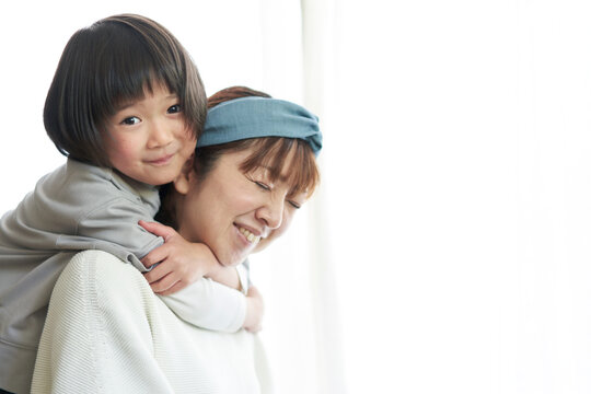 笑顔の日本の母娘