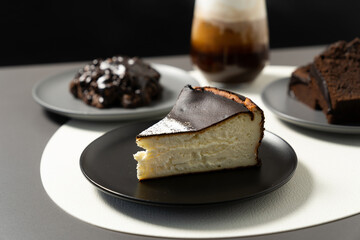 basque cheese cake with another dessert, 바스크 치즈 케이크