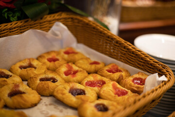 round bread Put in several baskets.