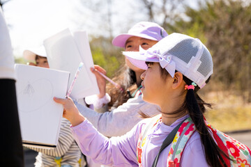 小学校の校外学習の様子