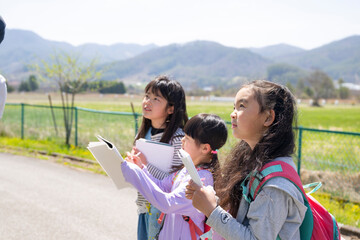 小学校の校外学習の様子