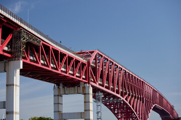 ローアングルで見た大阪湾の港大橋の風景