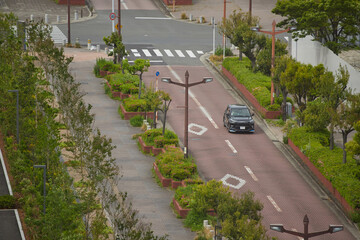 ハイアングルで見た町並みの道路と車の風景