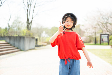 ヘルメットをかぶる女の子