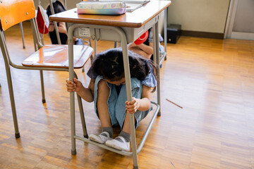 学校の授業中に地震が発生　大震災　小学校　小学生