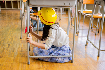 学校の授業中に地震が発生　大震災　小学校　小学生