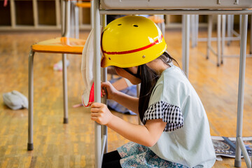 学校の授業中に地震が発生　大震災　小学校　小学生