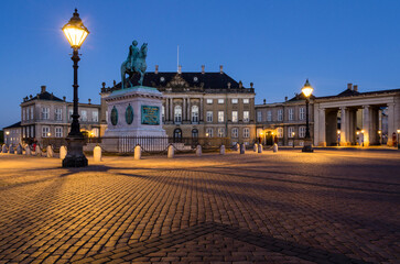 Fototapeta premium Palais Schack oder Palais Christian IX und Reiterstandbild Frederik V in der Abenddämmerung, Schloss Amalienborg, Kopenhagen, Dänemark