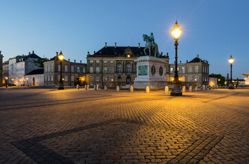 Palais Brockdorff oder Palais Frederik VIII und Reiterstandbild Frederik V in der Abenddämmerung,...