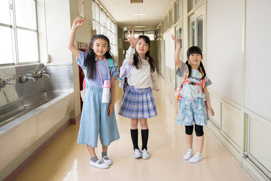 学校の廊下で手を振る女の子