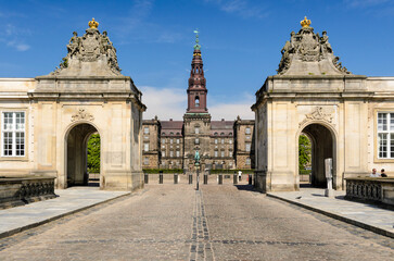 Fototapeta premium Marmorbrücke mit Schloss Christiansborg, dänisches Parlament, Slotsholmen, Kopenhagen, Dänemark