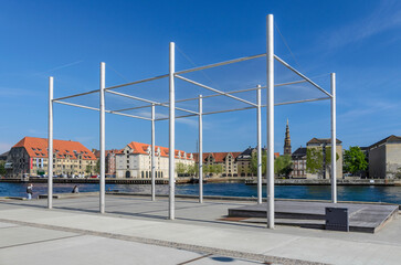 Installation am inneren Kanal mit Blick auf Erlöserkirche, Vor Frelsers Kirke, Kopenhagen, Dänemark