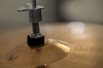 La cymbale et son support : deux éléments indissociables pour un son de qualité