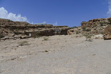 Fototapeta na wymiar Höhlen im Wadi Bani Khalid im Oman