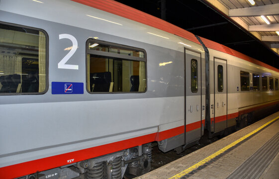 Villach, Bahnhof, Bahnsteig, Zug, Railjet, Cityjet, Nahverkehrszug, Triebwagen, Reisezug, Reisezug-Gattung, Fahrzeug, Fahrzeugtyp, Lok, E-Lok, Lokomotive, Wagen, Waggon, Personenwaggon, Personenwagen,