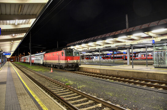 Villach, Bahnhof, Bahnsteig, Zug, Railjet, Cityjet, Nahverkehrszug, Triebwagen, Reisezug, Reisezug-Gattung, Fahrzeug, Fahrzeugtyp, Lok, E-Lok, Lokomotive, Wagen, Waggon, Personenwaggon, Personenwagen,