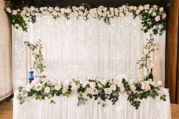 Fototapeta na wymiar Wedding decor, decoration of the newlyweds' table with flowers