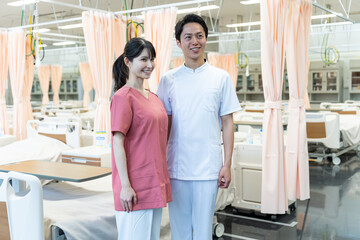 Obraz premium 医療服を着た日本人男女