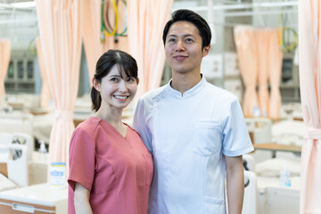 Obraz premium 医療服を着た日本人男女