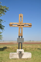 Fototapeta na wymiar Kruzifix zum Pabstbesuch 1988,Lange Lacke,Seewinkel Nationalpark,Neusiedler See,Burgenland,Österreich