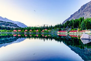 Photo sur Plexiglas Himalaya Awe-Inspiring Dawn: Lower Kachura or Shingrila Lake's Serene Surface Mirrors the Splendor of Towering Mountains.