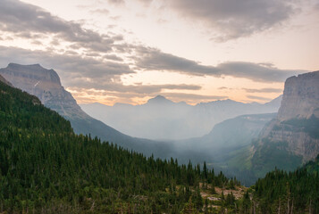 Obraz premium Sunrise at Hidden Lake Overlook at Glacier National Park