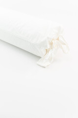 Fototapeta na wymiar immagine di sacco in cotone con piumone da letto su superficie bianca