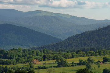 Fototapeta premium Krajobraz wiosenny w zielonych górach Bieszczady, Tło naturalne.