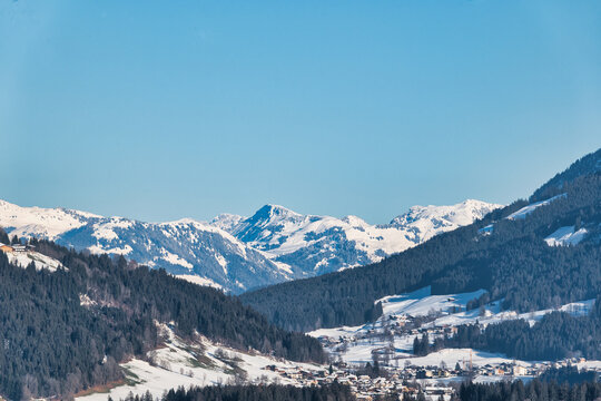 snow covered mountains in the autrian alps © Tobias