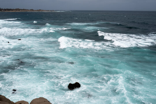 vue du rivage de la c&ocirc;te atlantique sur l'&icirc;le de Ngor &agrave; Dakar au S&eacute;n&eacute;gal en Afrique de l'Ouest