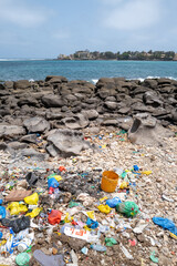 une plage polluée par des déchets ménagers sur la côte atlantique africaine à Dakar au...