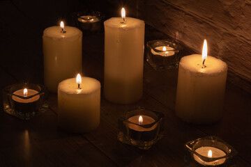 Fototapeta na wymiar photo of burning candles of different sizes