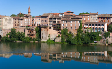 Fototapeta na wymiar Captivating panoramic view of Albi, France. Strolling along the picturesque banks of the river Tarn unveils breathtaking vistas of this enchanting city.