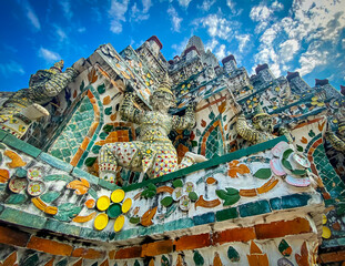 Obraz premium The visiting card of the capital of Thailand is the Buddhist temple Wat Arun, Temple of Dawn, which is located on the banks of the Chao Phraya River