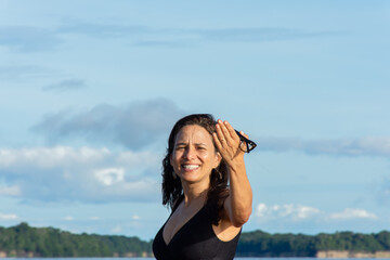 Mulher dentro d'água no rio na natureza