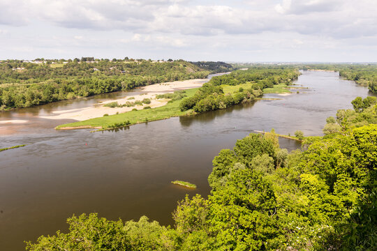 Vue  large d'un grand fleuve d'Europe avec une &icirc;le sableuse. La Loire &agrave; Champtoceaux, Or&eacute;e d'Anjou